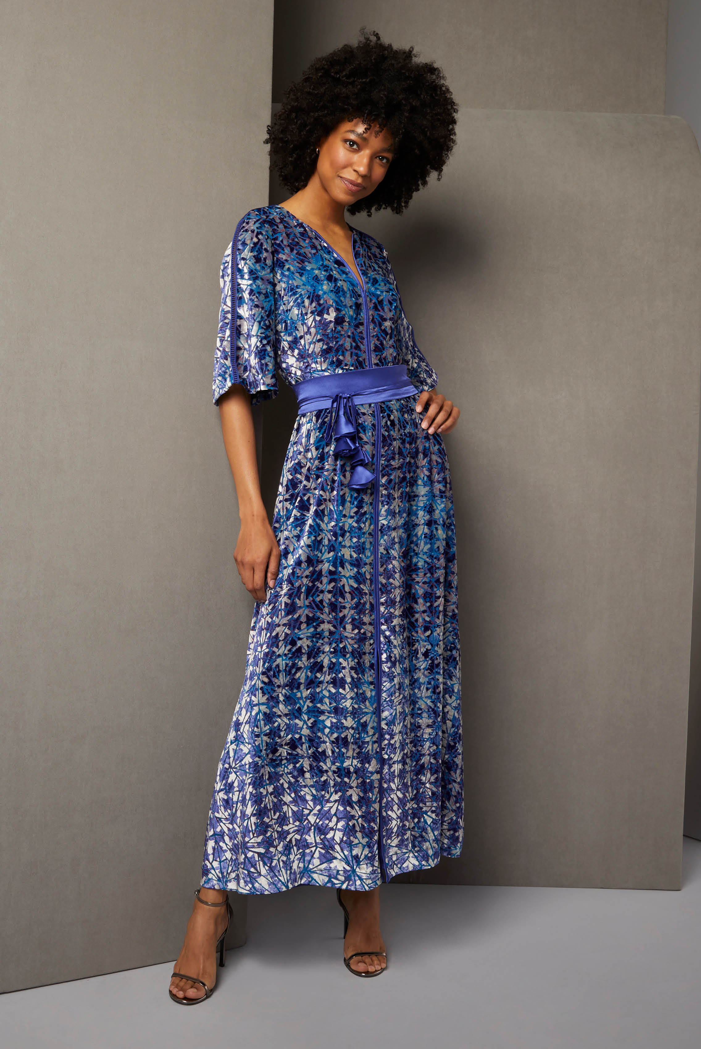 This A-line dress brings back the maxi with noteworthy details. The airy velvet dévoré is printed with abstract flowers and vines in shades of blue and violet on a creamy background.