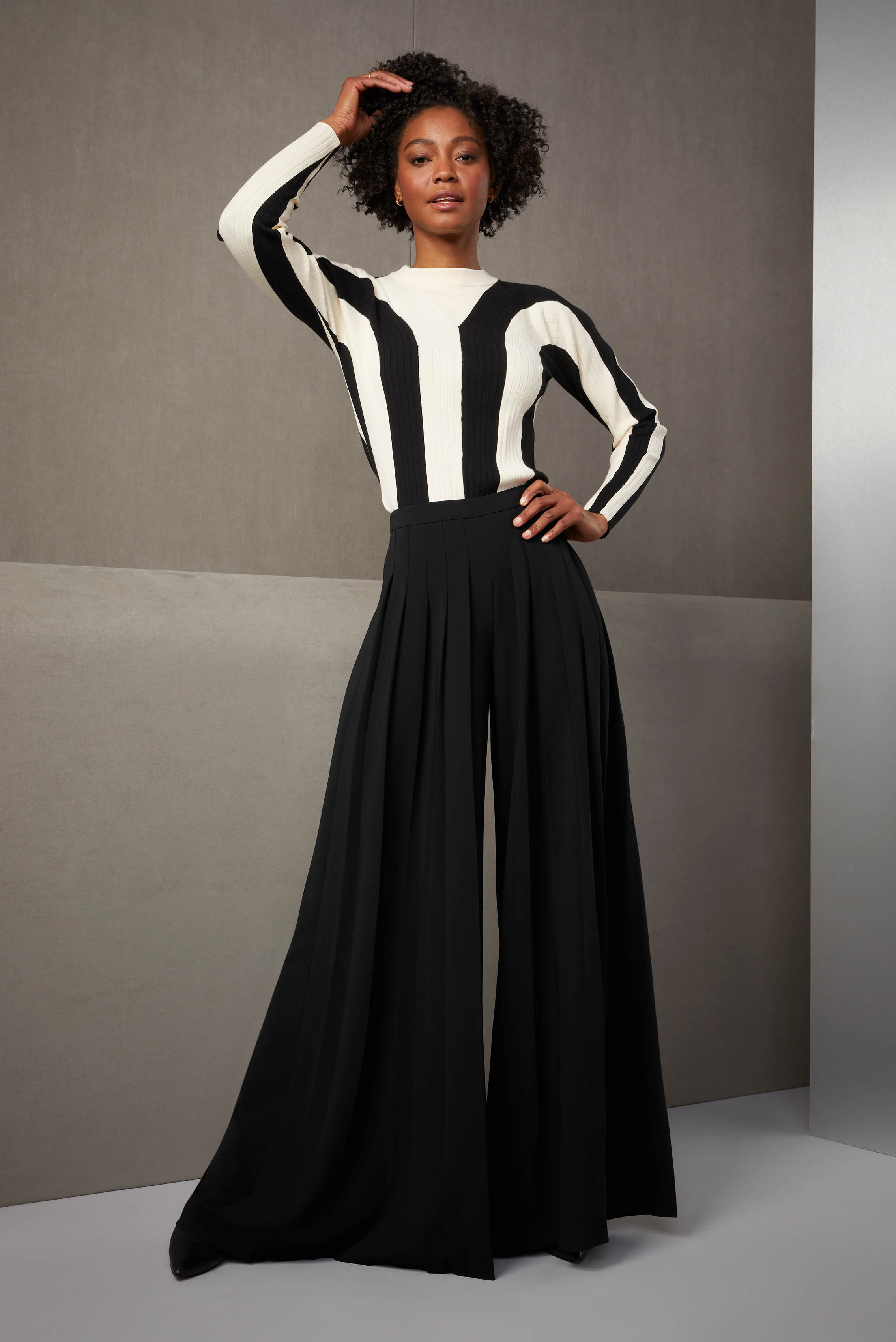 Opposites do attract in this look with a leitmotif of asymmetry. This body hugging sweater complements the flowing crêpe pants with their extra-wide, 44” leg openings.