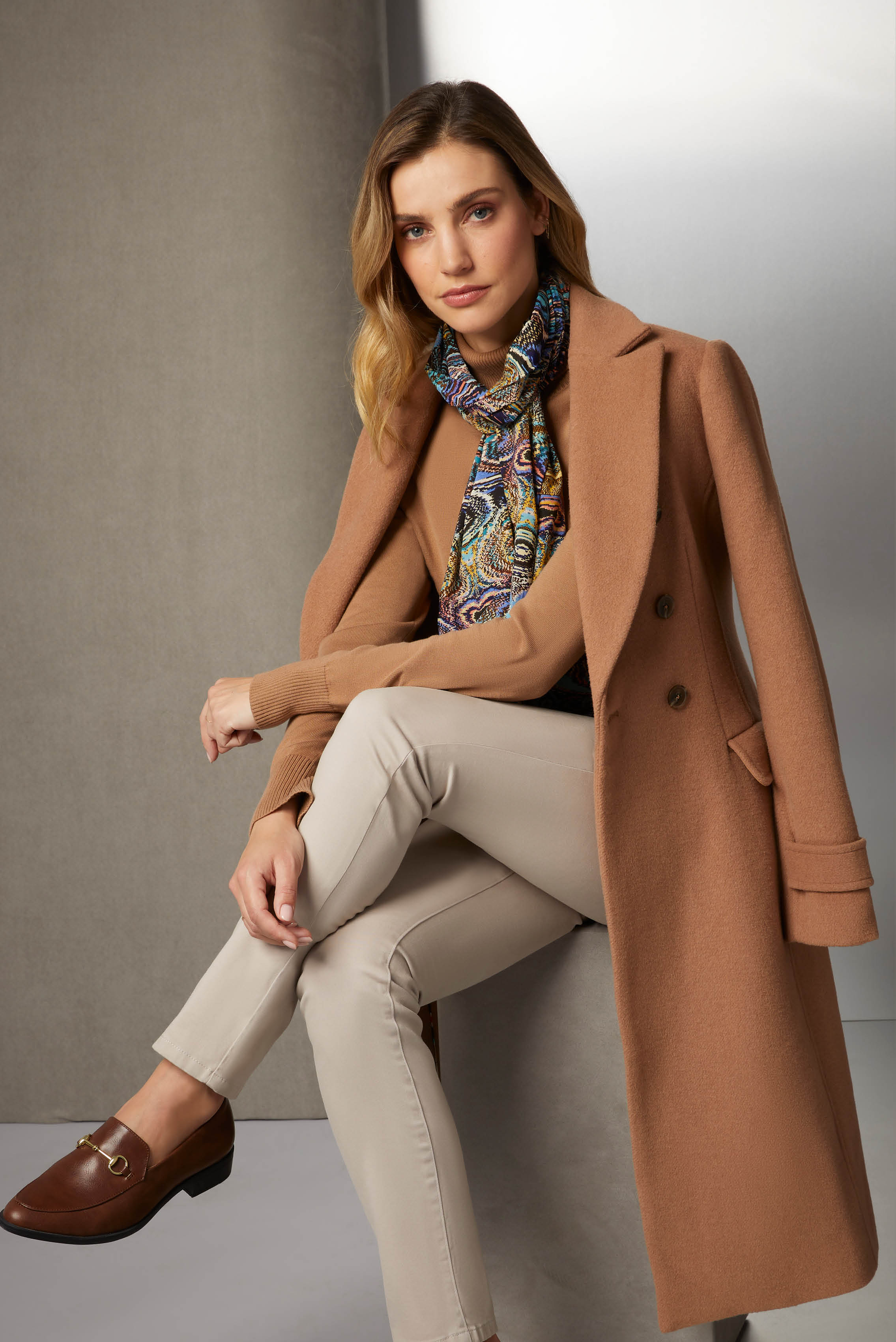 Sync up with the beauty of the season in an outfit dominated by exquisite camel. The wool coat envelops you in warmth, while the deluxe Suvin cotton turtleneck layers on the chic in a matching shade.