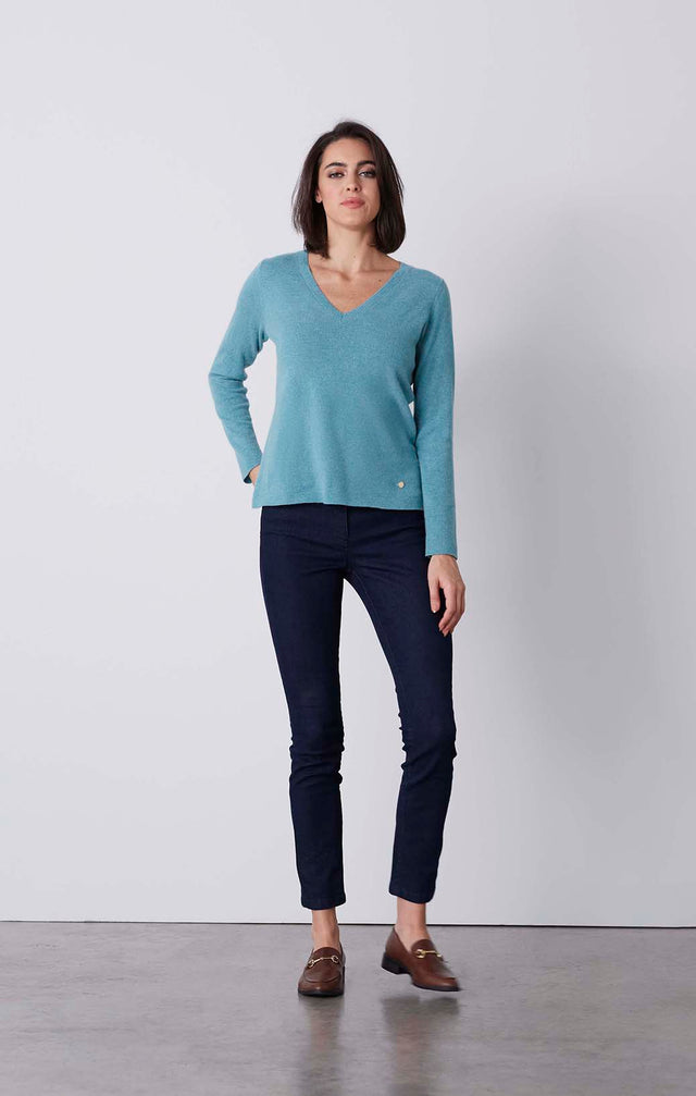 Debut-Turq - Cashmere V-Neck Pullover - On Model