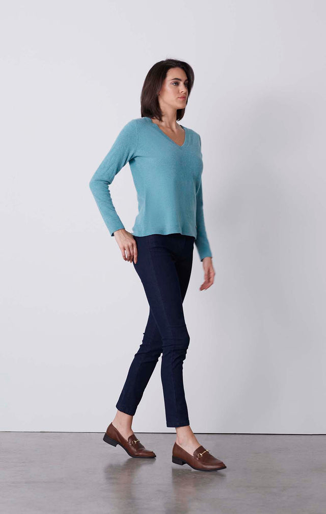 Debut-Turq - Cashmere V-Neck Pullover - On Model