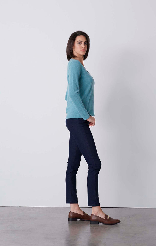 Debut-Turq - Cashmere V-Neck Pullover - On Model
