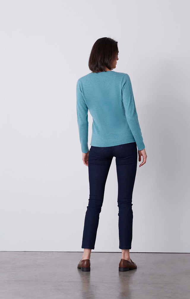 Debut-Turq - Cashmere V-Neck Pullover - On Model