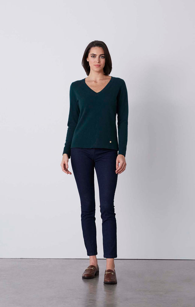 Debut-Grn - Cashmere V-Neck Pullover - On Model, Look