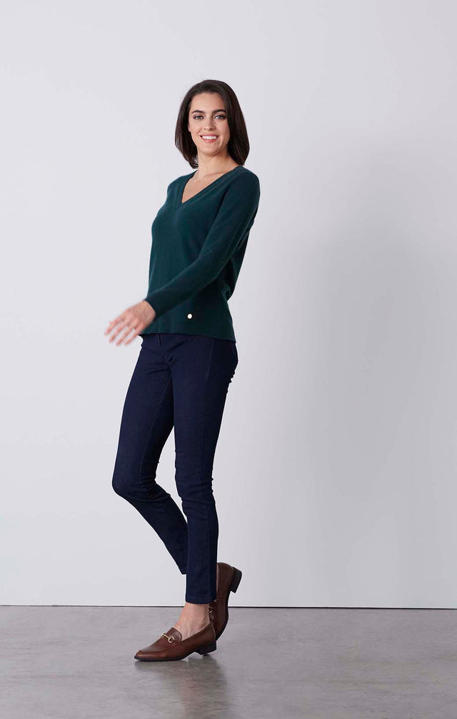 Debut-Grn - Cashmere V-Neck Pullover - On Model