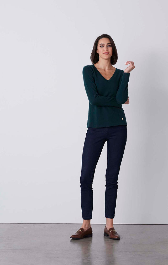 Debut-Grn - Cashmere V-Neck Pullover - On Model