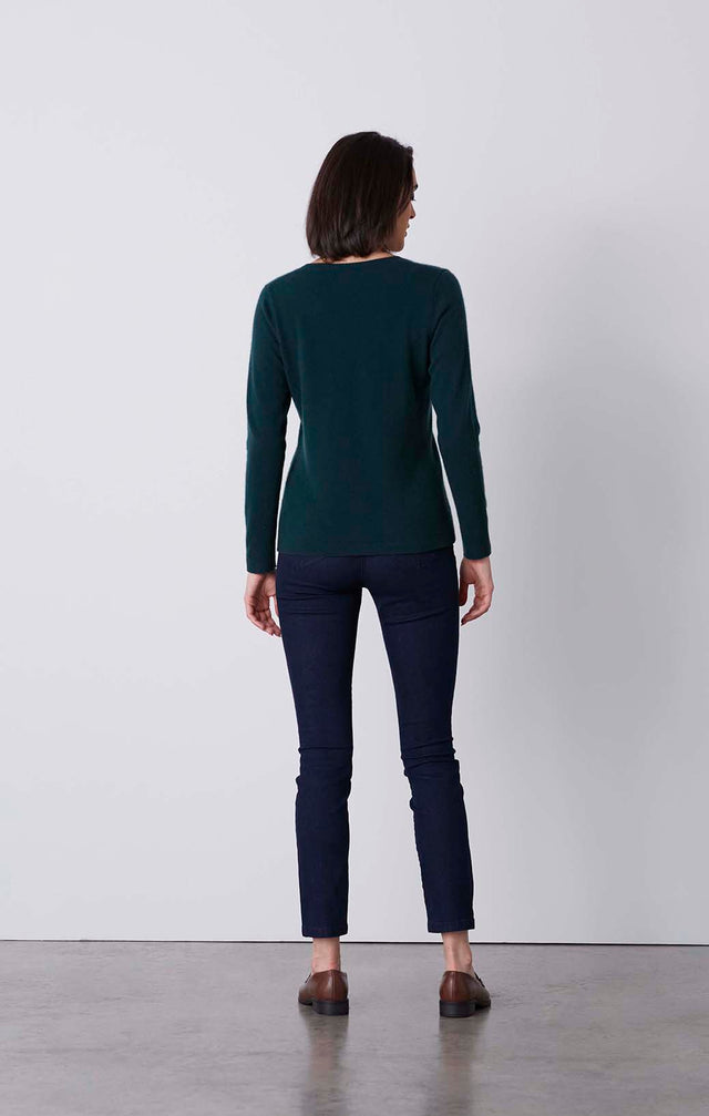 Debut-Grn - Cashmere V-Neck Pullover - On Model