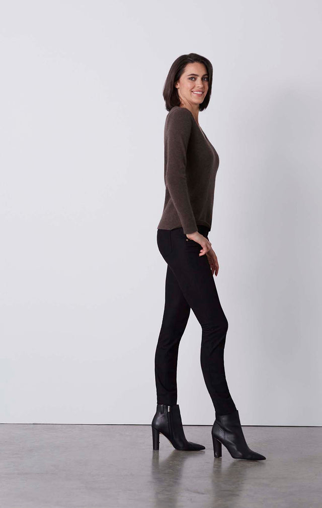 Debut-Brn - Cashmere V-Neck Pullover - On Model