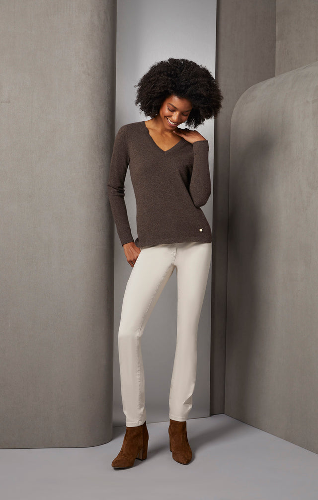 Debut-Brn - Cashmere V-Neck Pullover - On Model, Look