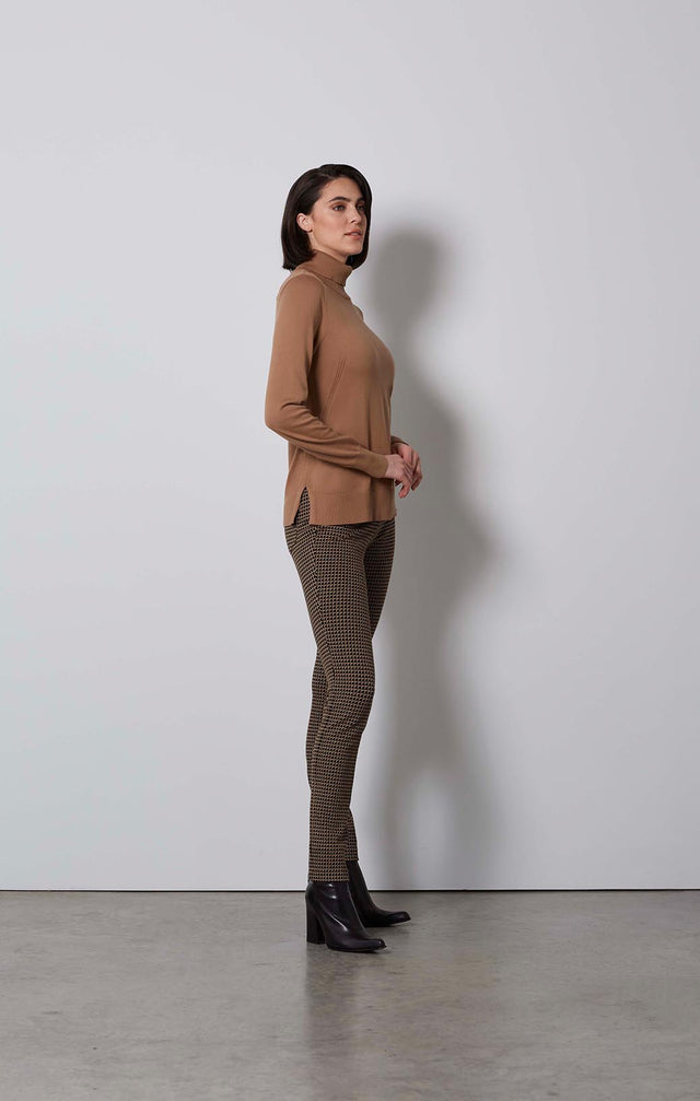 BACI-ORGANIC SUVIN COTTON TURTLENECK-1-KN-1760-ON MODEL