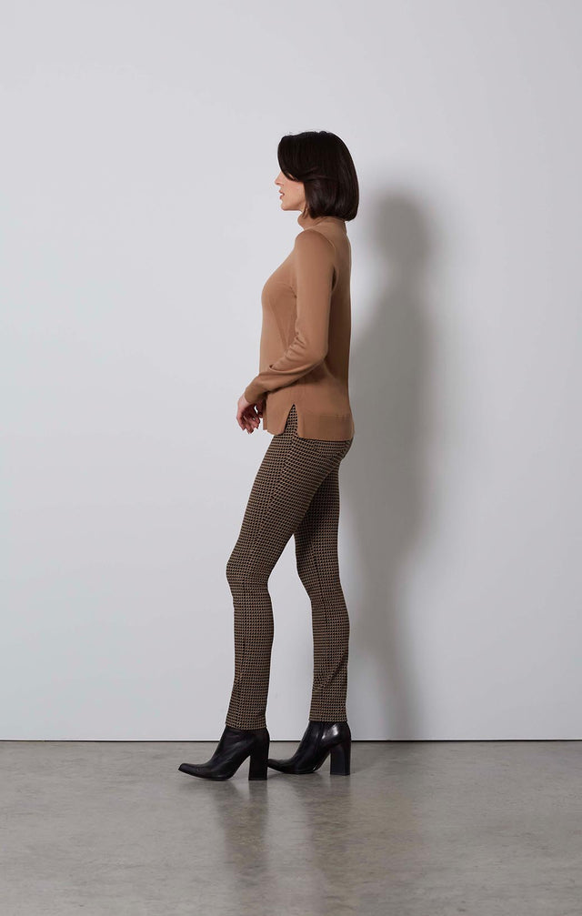 BACI-ORGANIC SUVIN COTTON TURTLENECK-1-KN-1760-ON MODEL